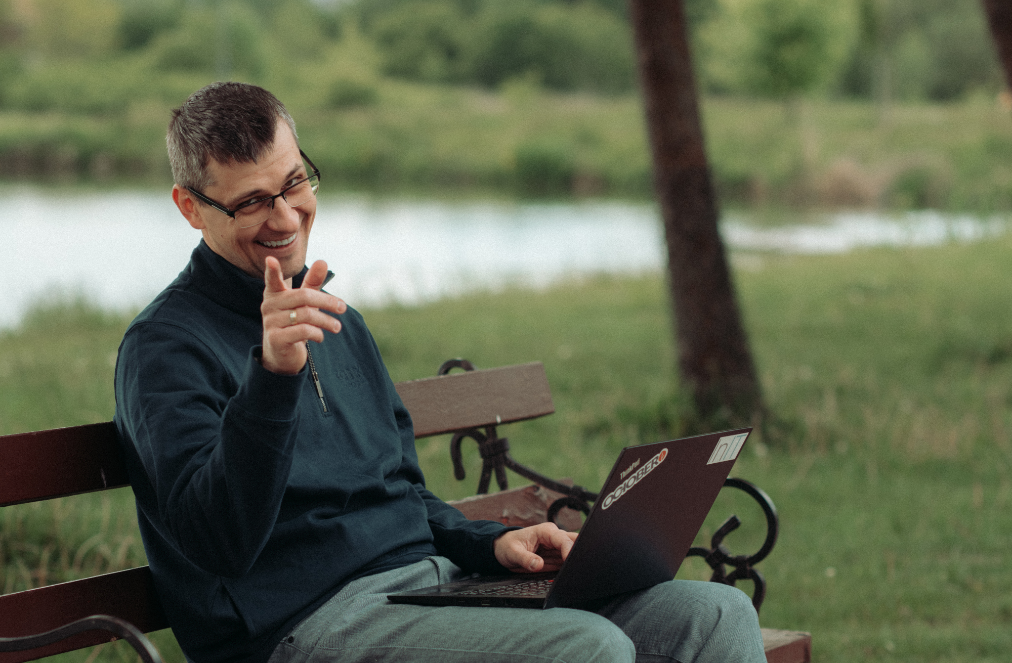 Ekran komputera z webinarem o tym jak zarządzać ludźmi
