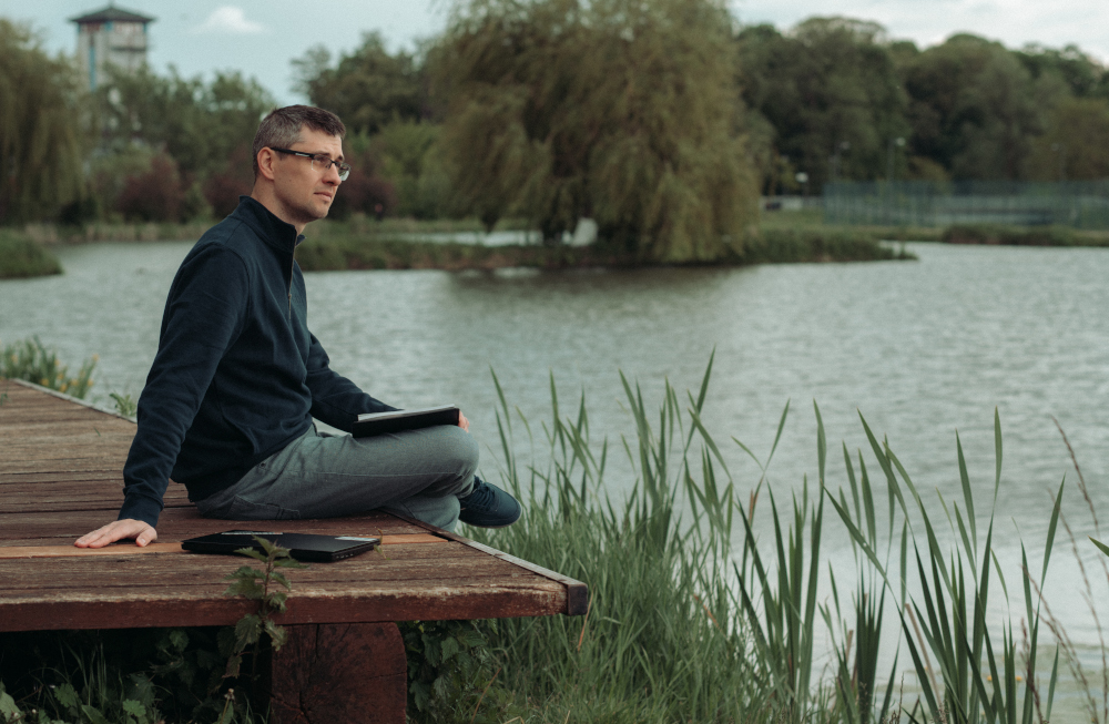 Ekran komputera z webinarem o tym jak zarządzać ludźmi